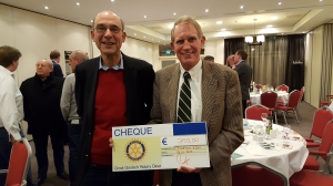 Schenking Rotary Bussum voor het opknappen van de blindenroute